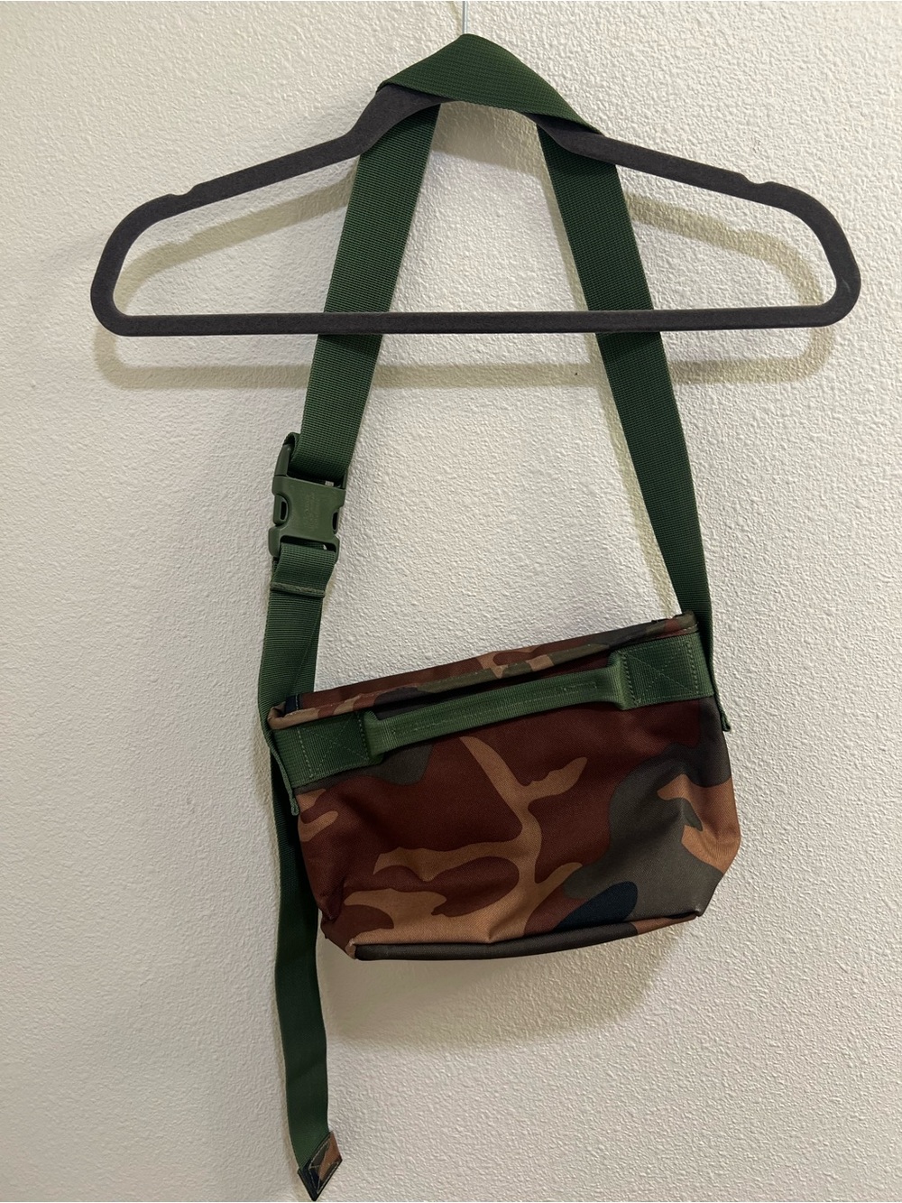 Herschel • mini camo messenger bag - Picture 2 of 4